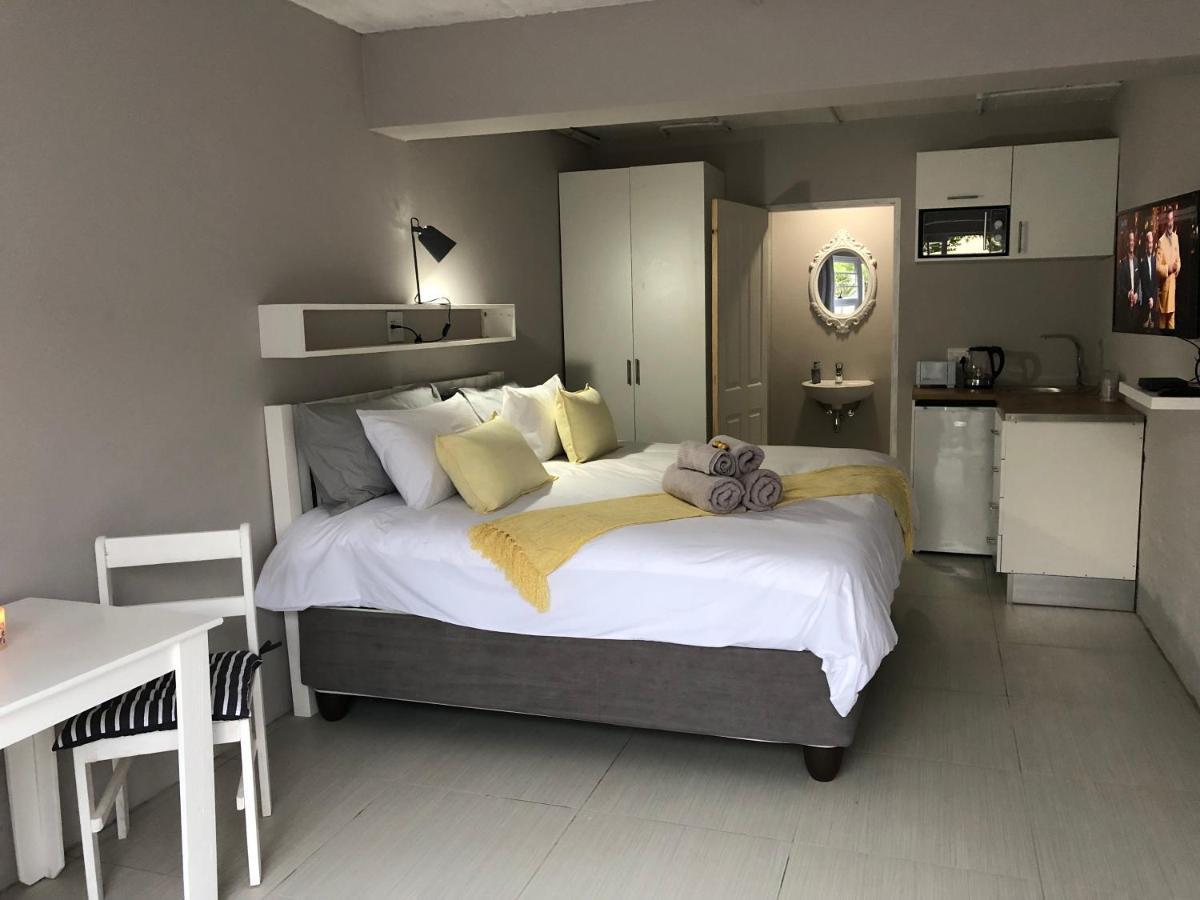 Second Best Accommodation East London Exteriör bild